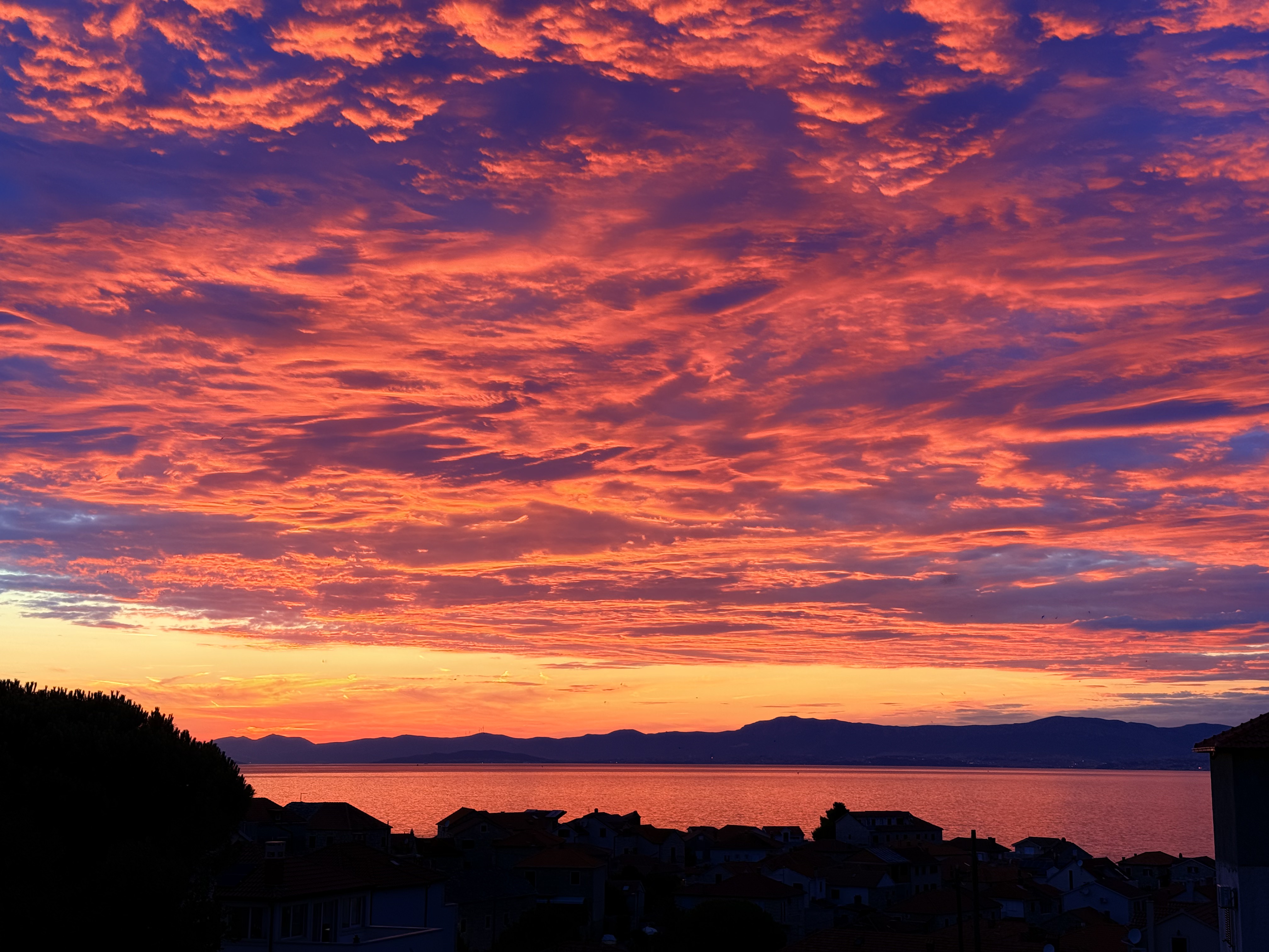 Phantastische Abendstimmung im Himmel über Postira