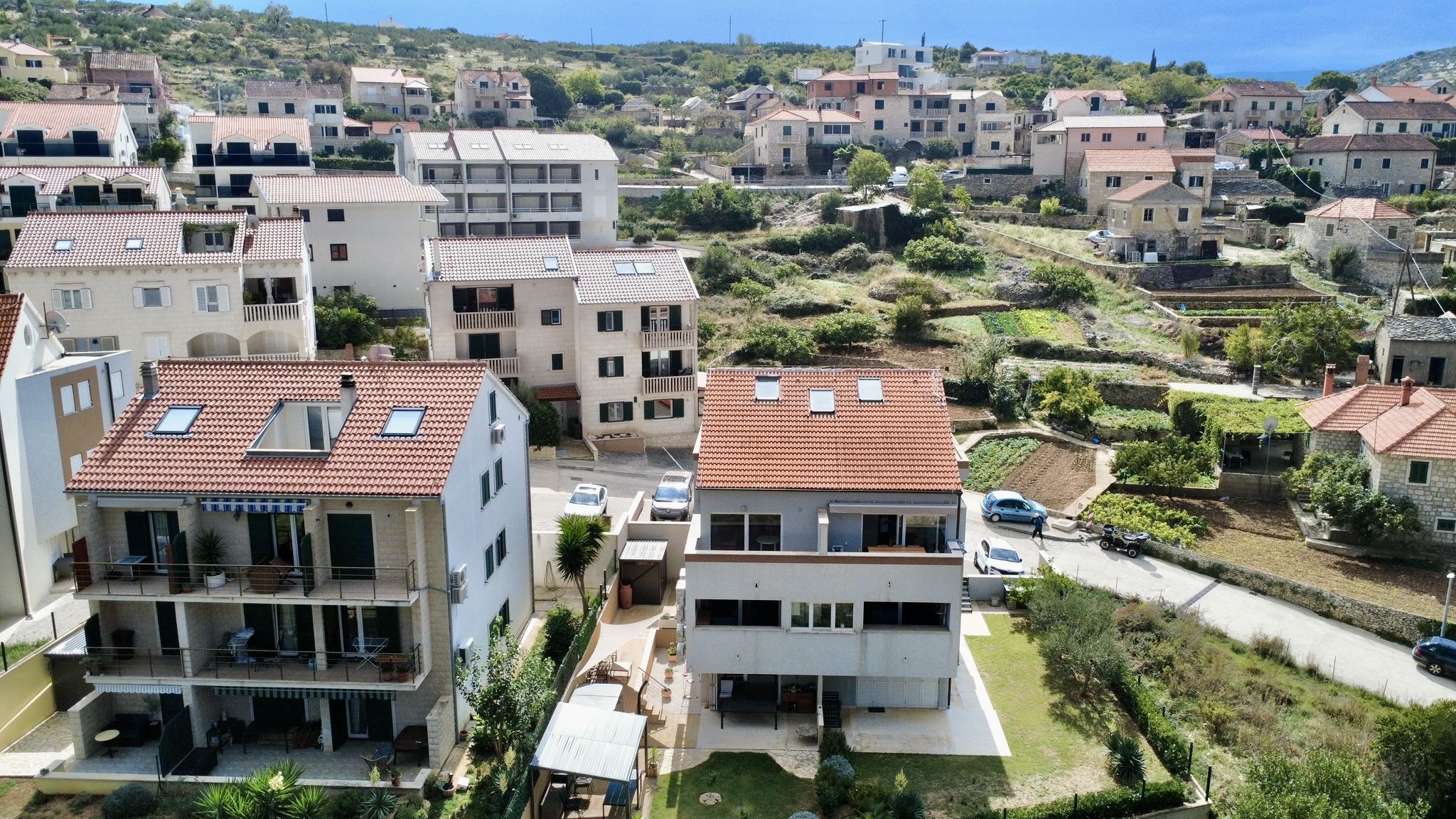Hier links auf dem Bild ist das Haus mit dem Loft Apartment POstira (oben links) zu sehen